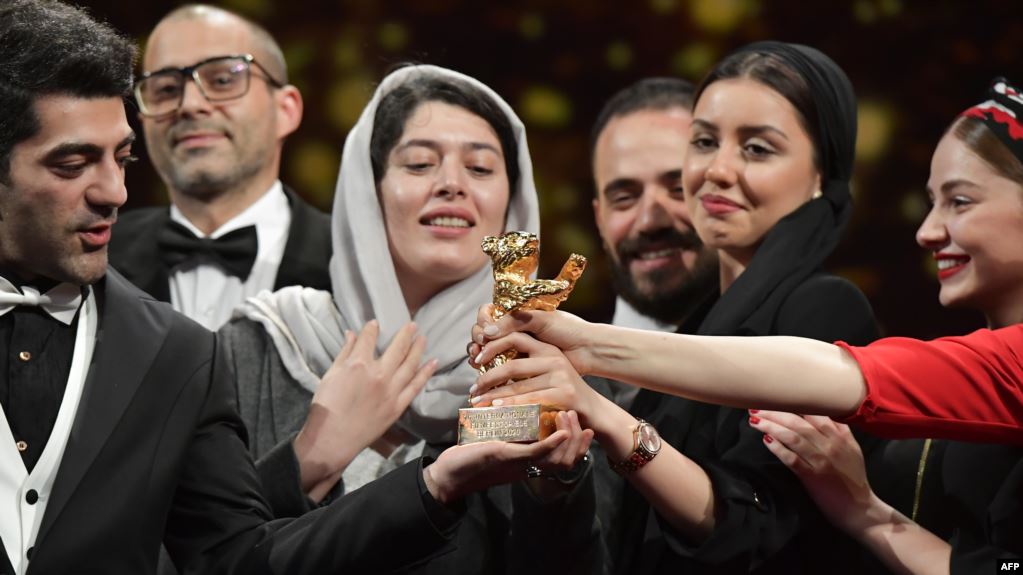 ابنة المخرج الإيراني محمد رسولوف ساعة تلقيها الجائزة