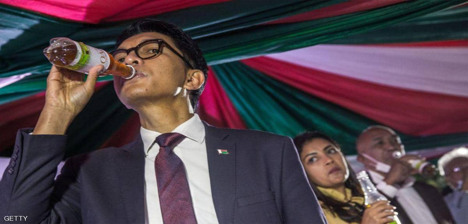 رئيس مدغشقر أندريه راجولينا يجرب علاج كورونا على نفسه